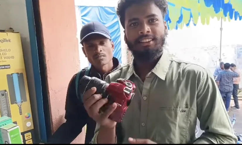 Customer with Nikon DSLR camera