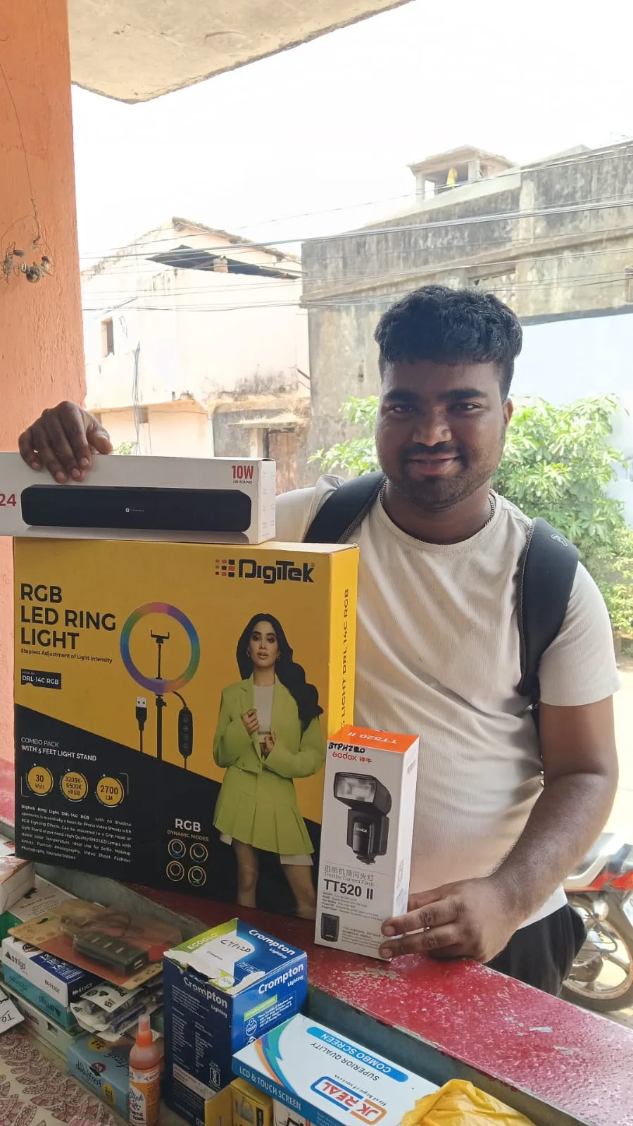 Happy customer with DigiTek Ring Light and Godox Flash